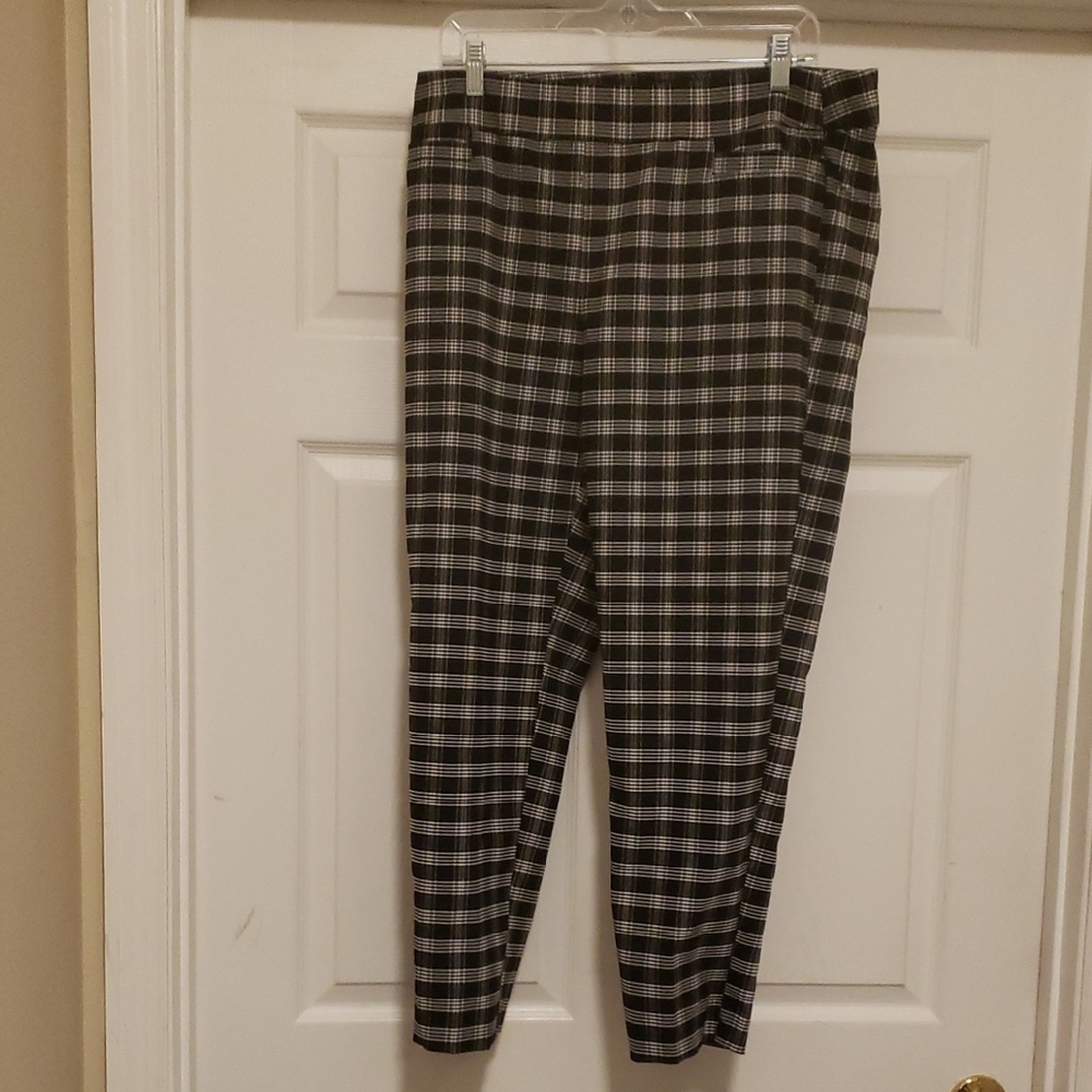 Zac & Rachel woman size 12 Checkered Pants in Black and White